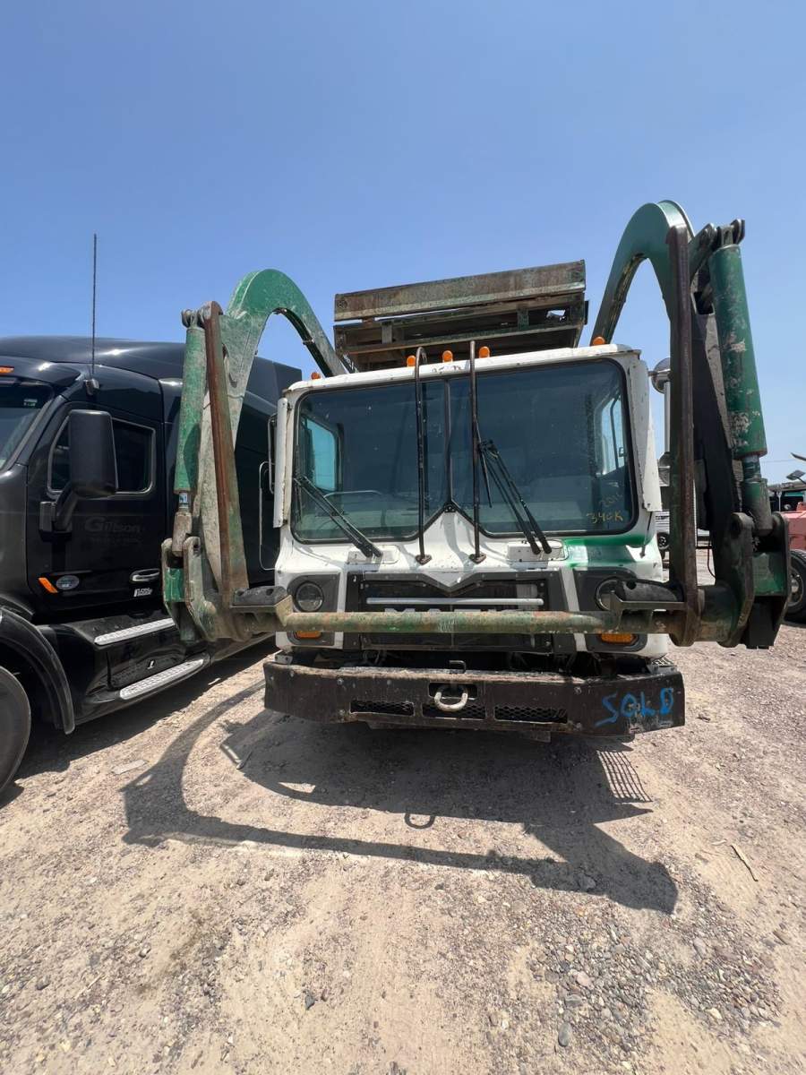 2016 Mack Trucks MRU613