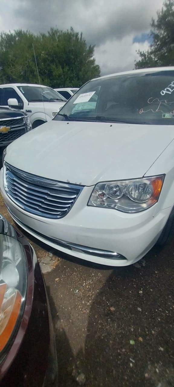 2016 Chrysler Town and Country Touring-L  Aniversary Edition