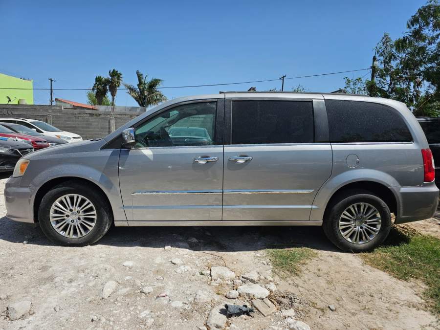 2013 Chrysler Town & Country Touring L