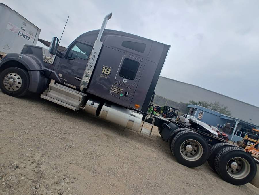 2021 Kenworth W990