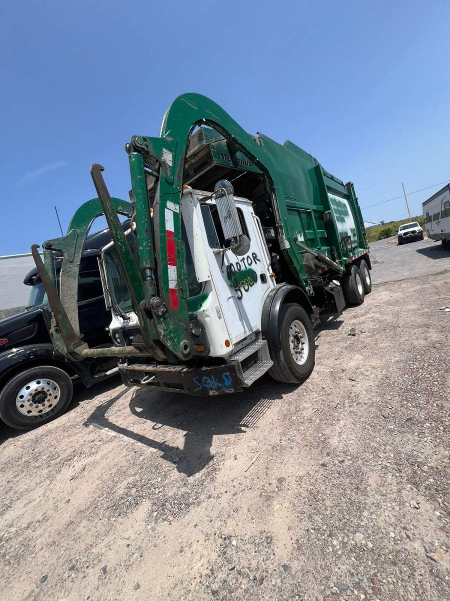 2016 Mack Trucks MRU613