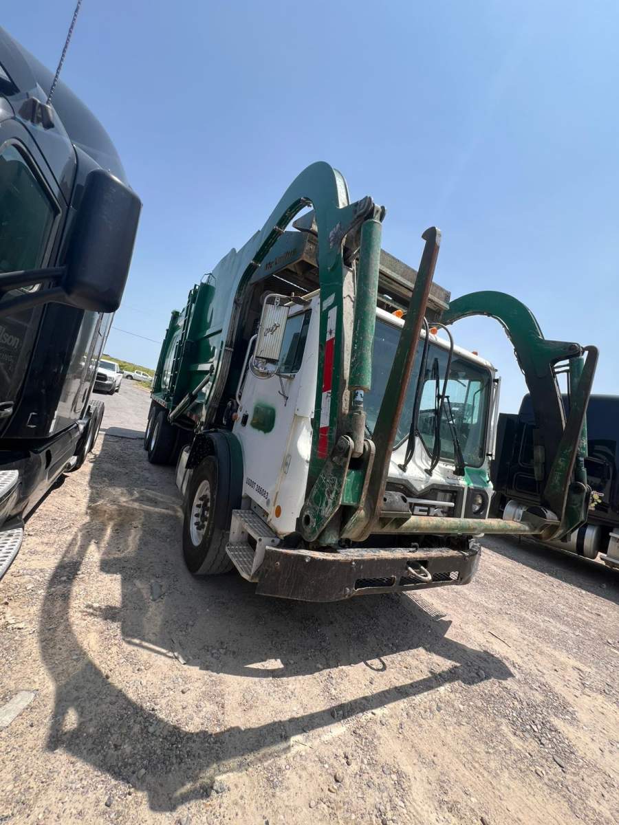 2016 Mack Trucks MRU613