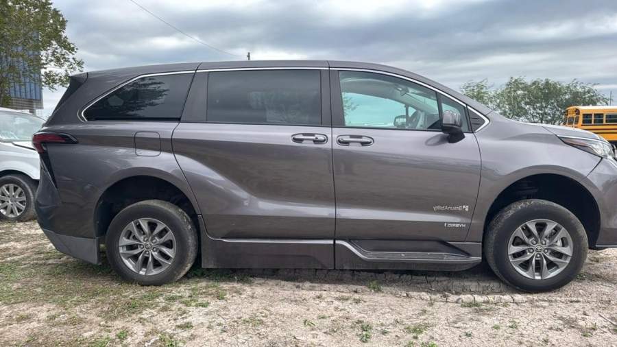 2021 Toyota Sienna LE